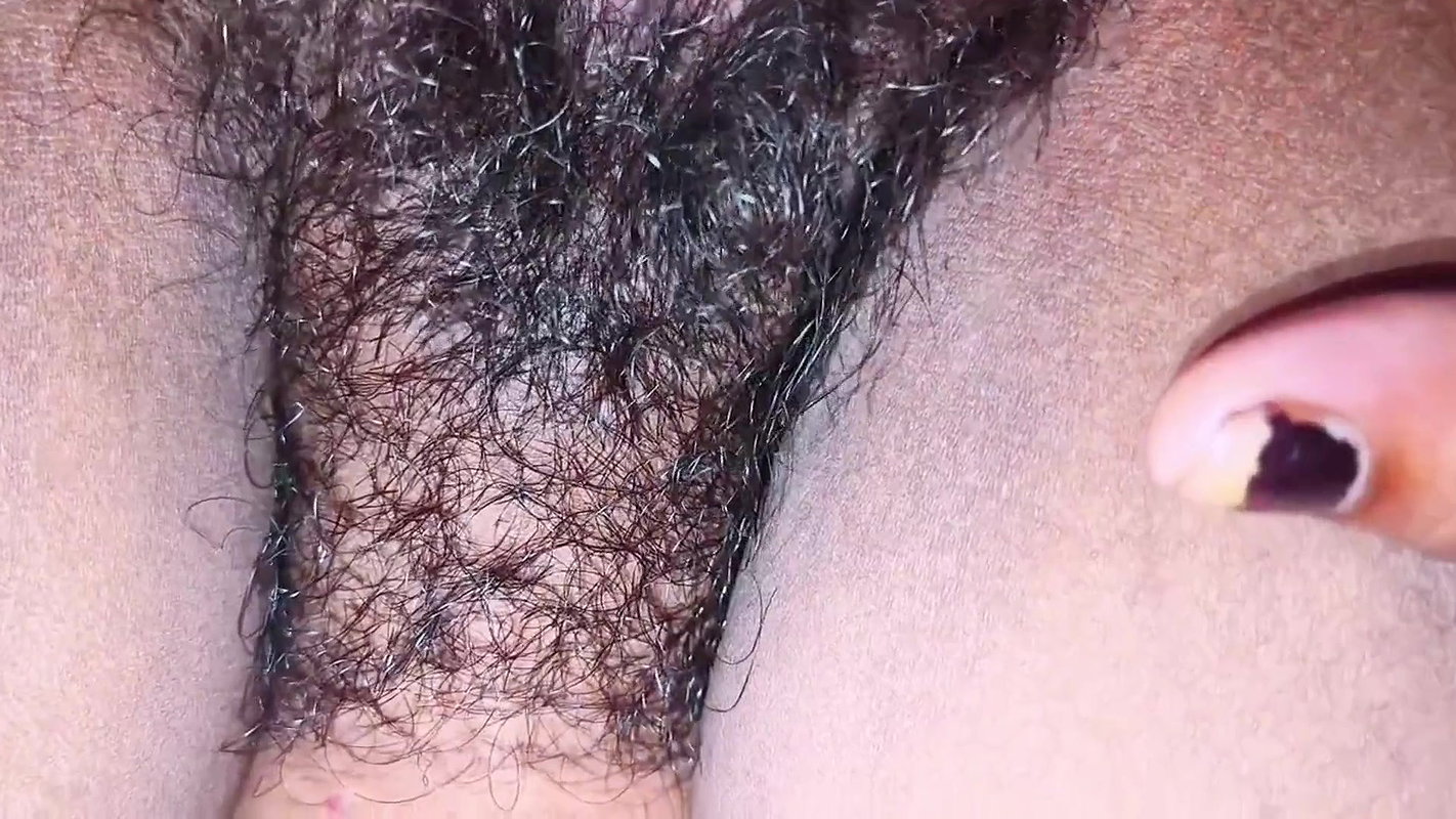 Desi bur chata devar ne bhabhi ke chut chat ke chut me hanth ghusa diya.indian devar bhabhi ki hindi hard sex video