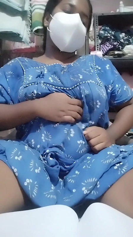 Indian hot babe start doing masturbation while studying