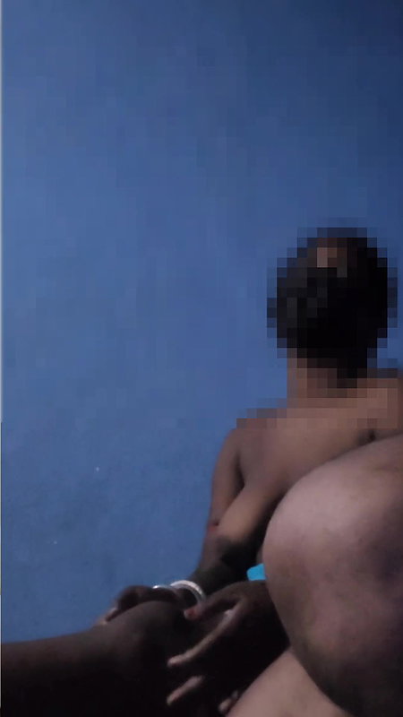 Big hand inserted in the pussy of village Bhabhi live hard fingerings