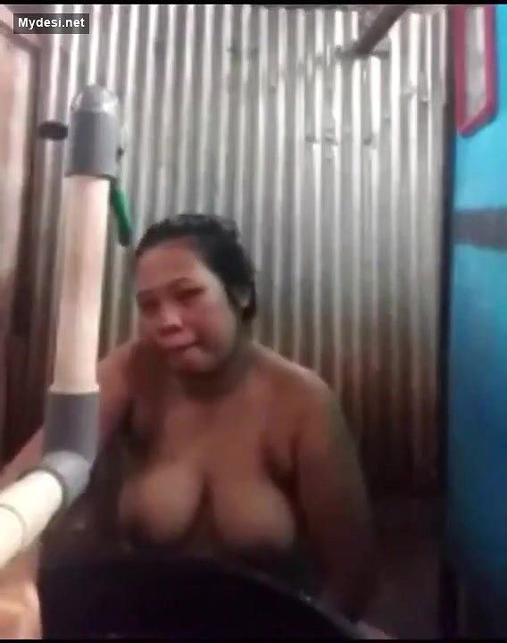 Desi sexy bhabi nude bath