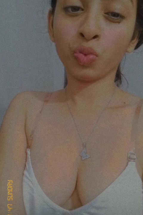 Desi cute teen leaked snaps