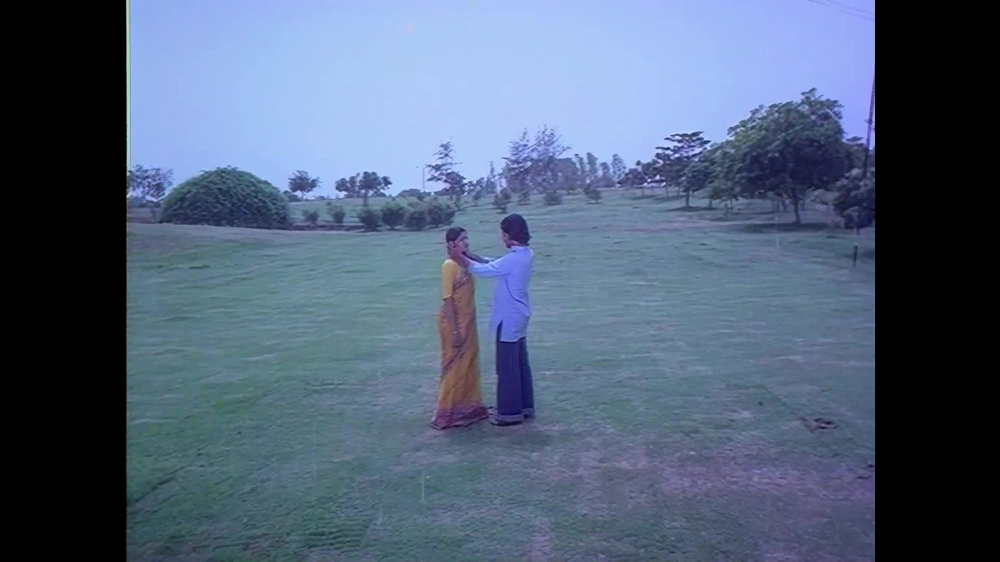 Sridevi Hot Boob Ass Shake Song3-Varumaiyin Niram Sivappu1980
