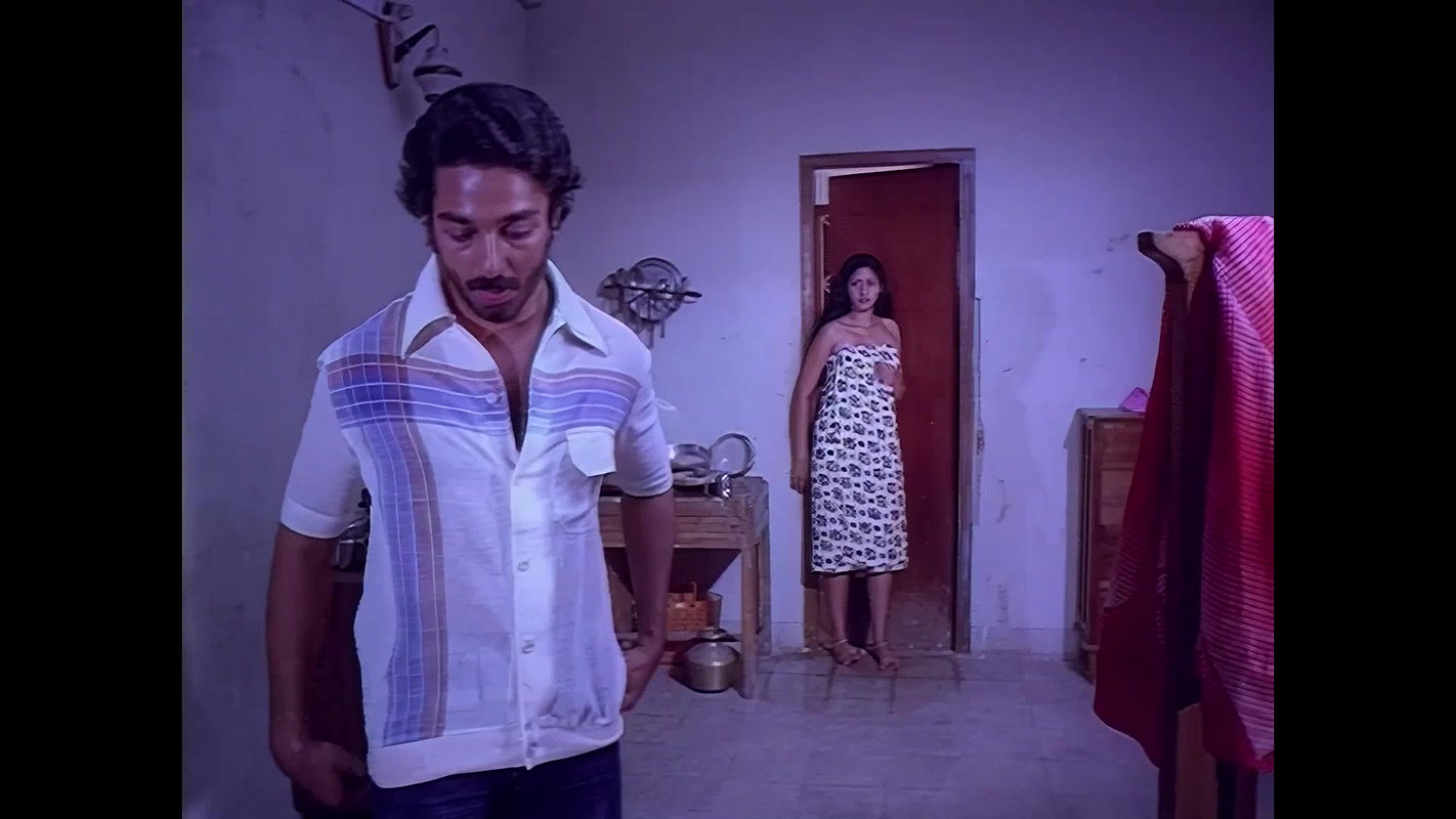 Sridevi Hottest Bath Seducing Song 1 Extended Scene-Varumaiyin Niram Sivappu1980.m2