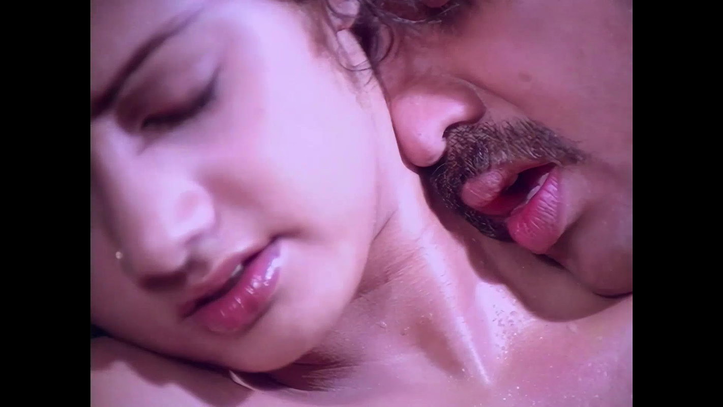 Sridevi Hottest Bath Seducing Song 1 Extended Scene-Varumaiyin Niram Sivappu1980.m2