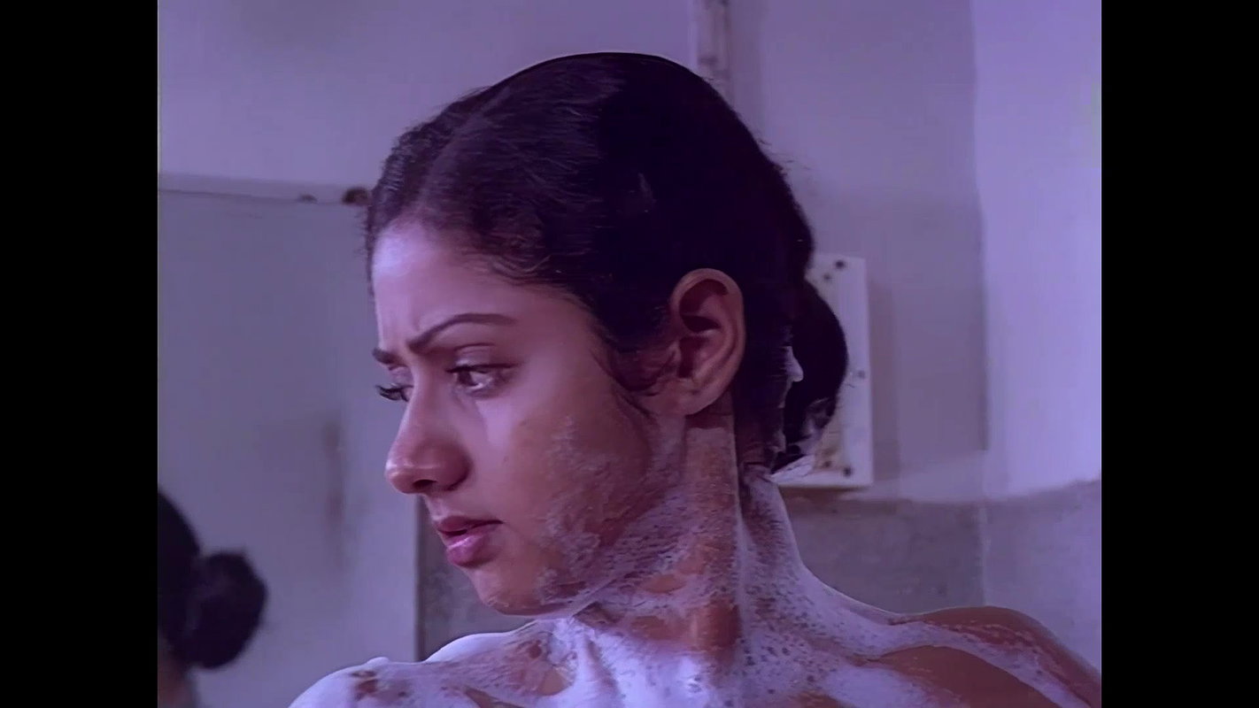 Sridevi Hottest Bath Seducing Song 1 Extended Scene-Varumaiyin Niram Sivappu1980.m2