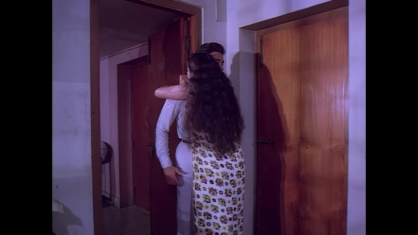 Sridevi Hottest Bath Seducing Song 1 Extended Scene-Varumaiyin Niram Sivappu1980.m2
