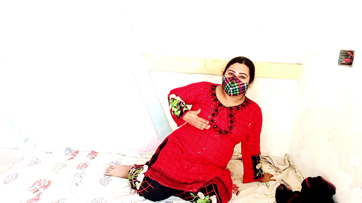 Desi hot solo woman step on finger