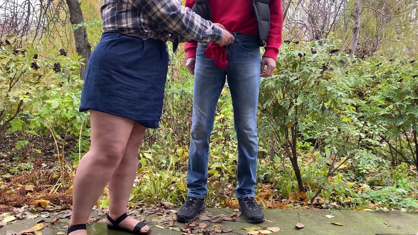 Curvy mother-in-law knows how to attract the attention of her lustful son-in-law.
