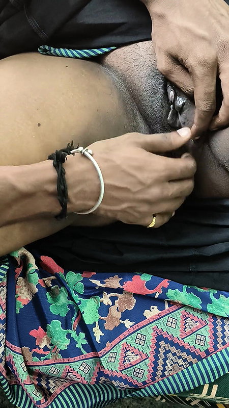 Grapes with finger fuck aunty. Aunty was enjoy and full mood on the finger fuck and eating the grapes