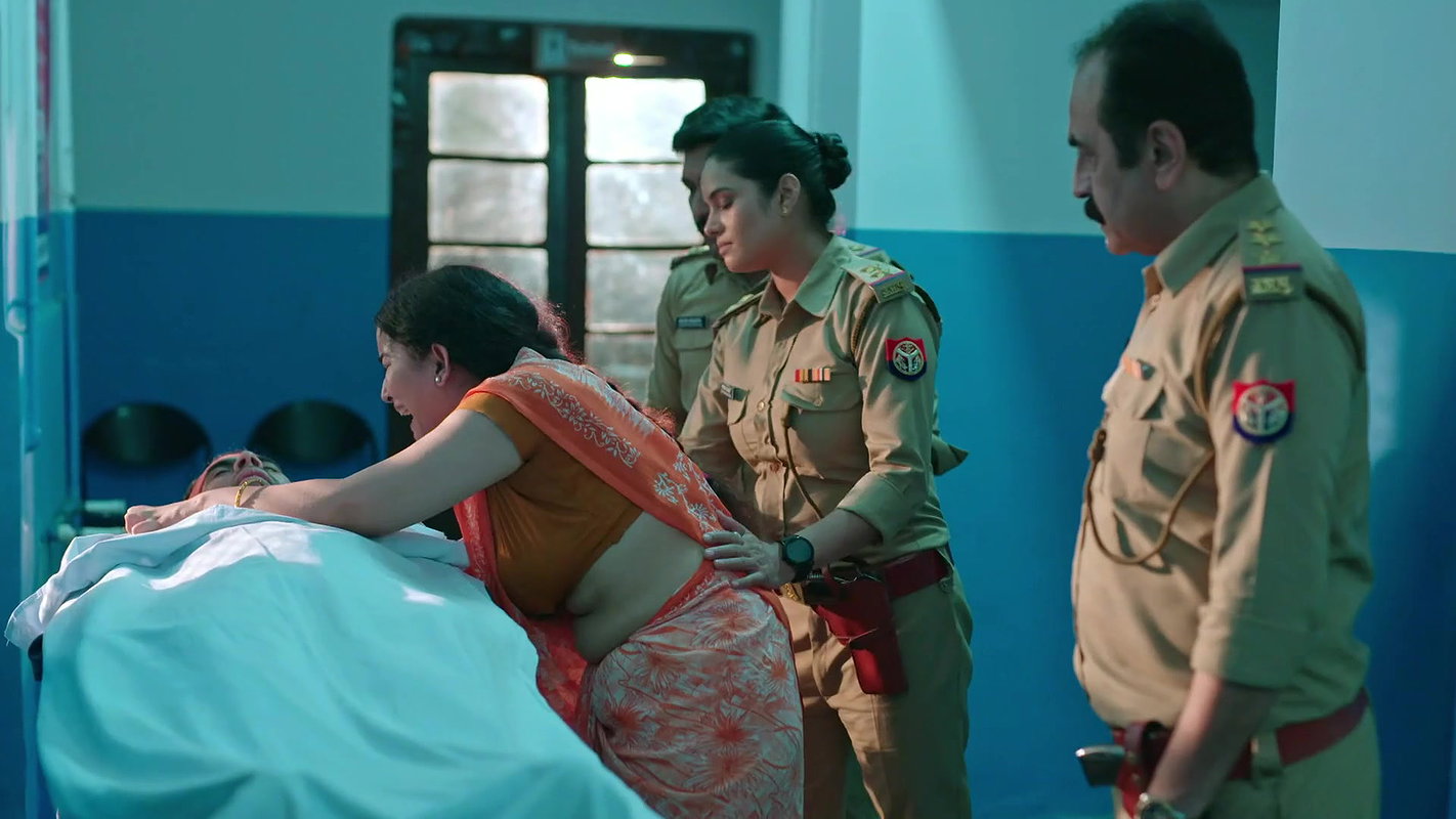 Hot aunty tummy and boob side view from crime patrol