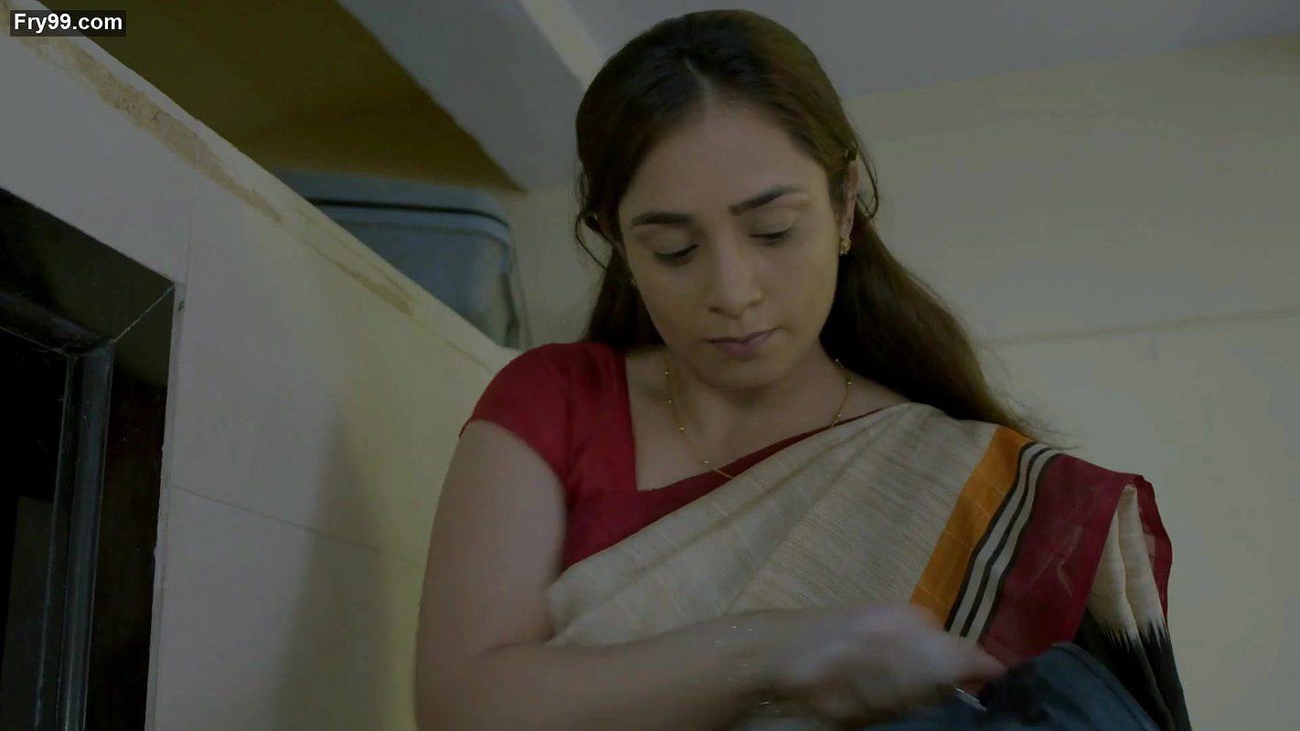 Hot lady in sleevless saree from crime patrol
