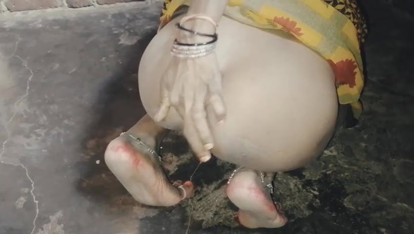 The daughter-in-law tried to seduce her father-in-law by showing her ass