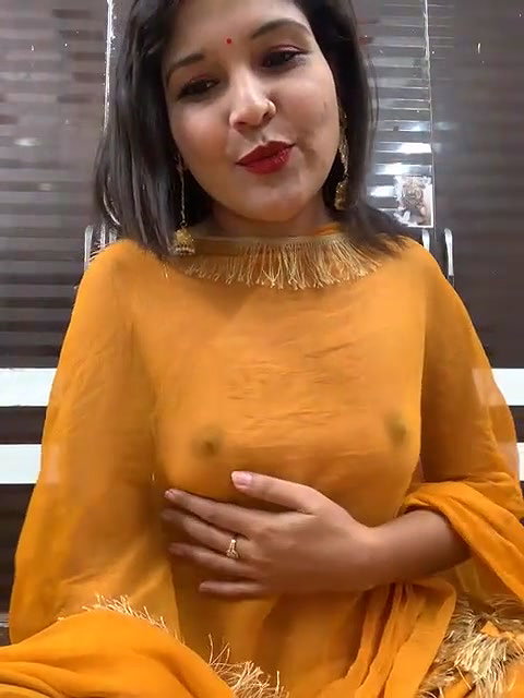 Sexy Girl in Salwar showing her Boobs