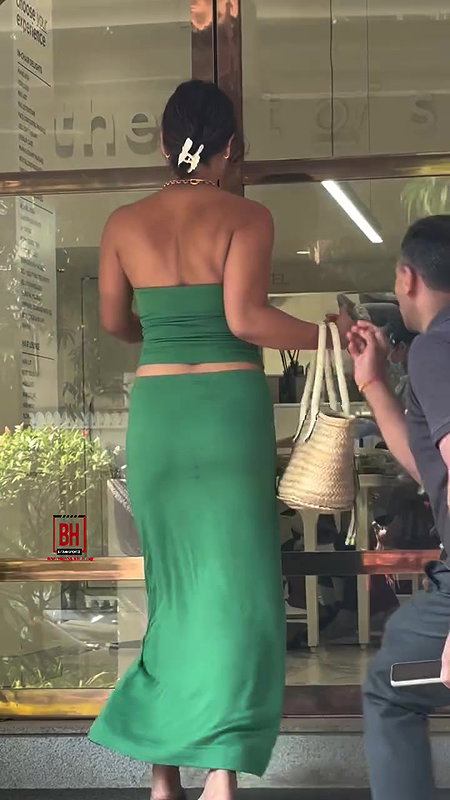 AISHA SHARMA BIHARAN LUSTY SEDUCTIVE CLEAVAGE TEASE UUFFF