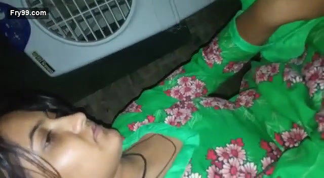 Desi Bhabhi show her Boobs