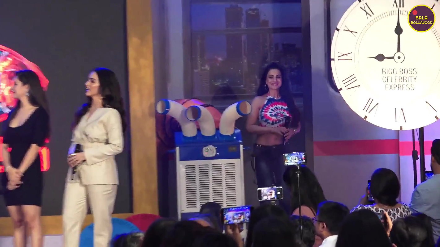 Ameesha Patel Hot navel show