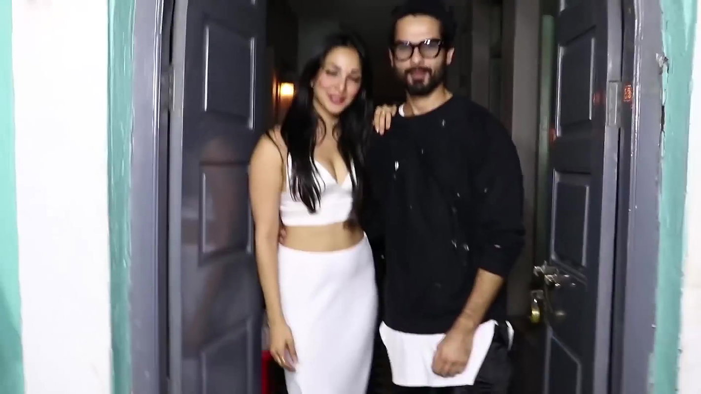 Shahid Kapoor Openly FLIRTING With Kiara Advani  At Fit & Fab Awards ( 1080 X 1920 )