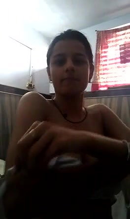 Desi Girl Shows her Boobs