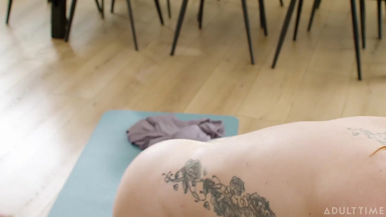 Lauren Phillips – Stepmommy Loves To Do Naked Yoga