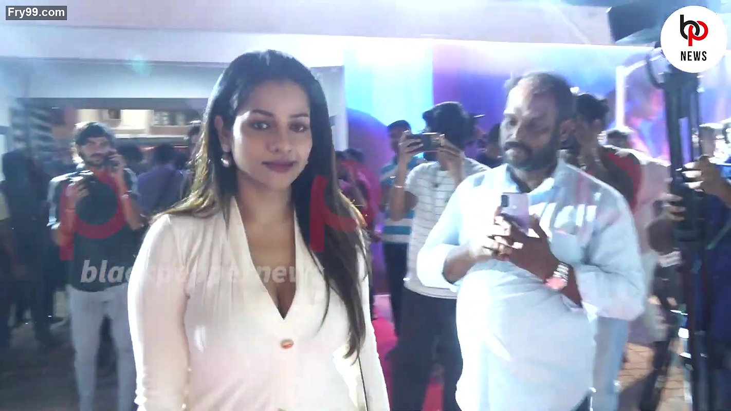 Nayanthara Hottest Ever Huge Boobs Show & Leesha Eclairs Cleavage Show in Public