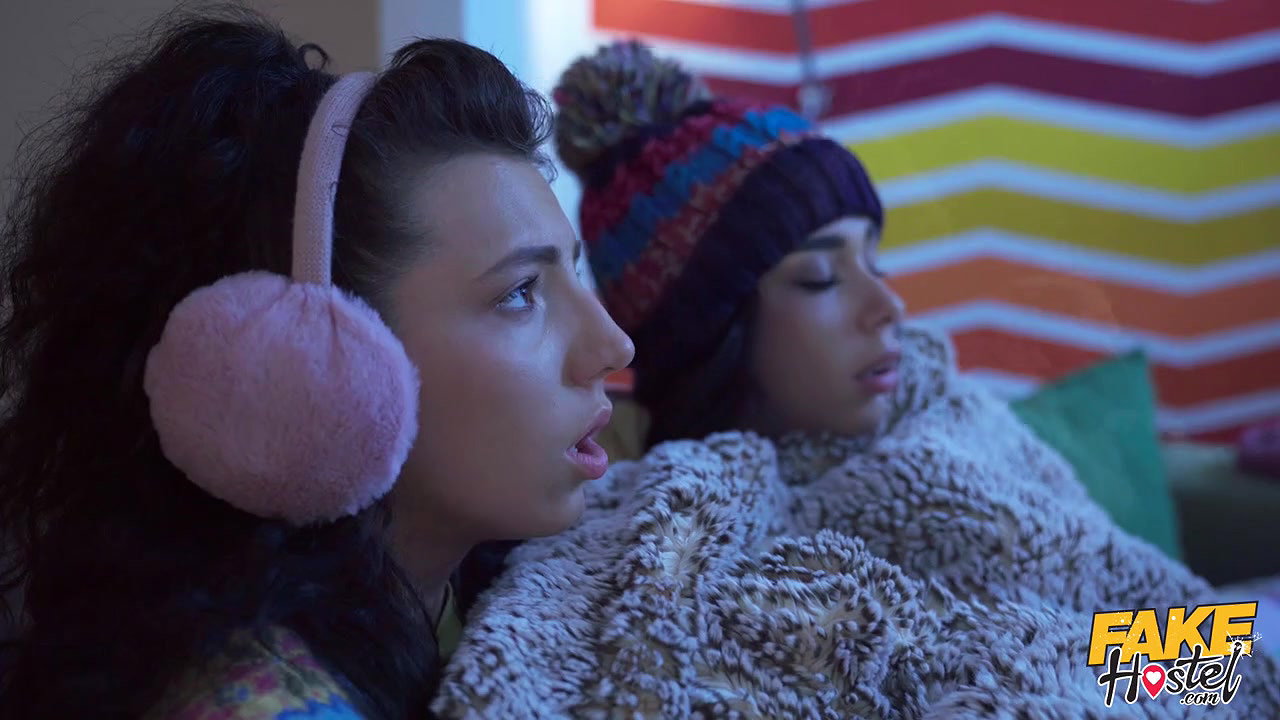 Mini Mitzix & Black Angel – Girls In Heat