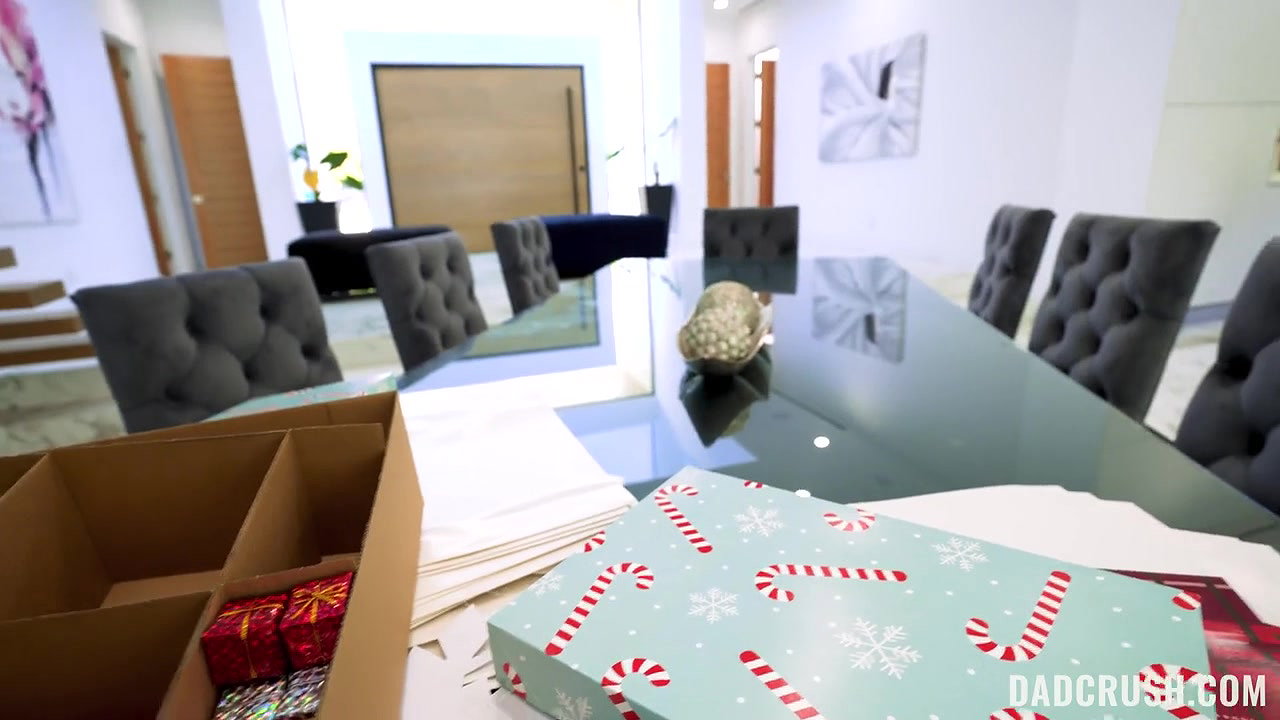 Liz Jordan – She Wants To Give Up Her Virginity For Christmas