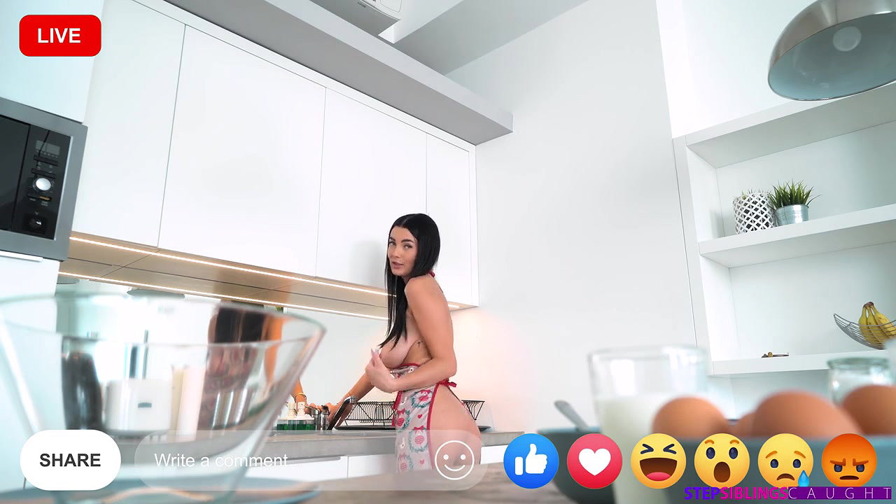 Simon Kitty – Giving Stepbro My Muffin