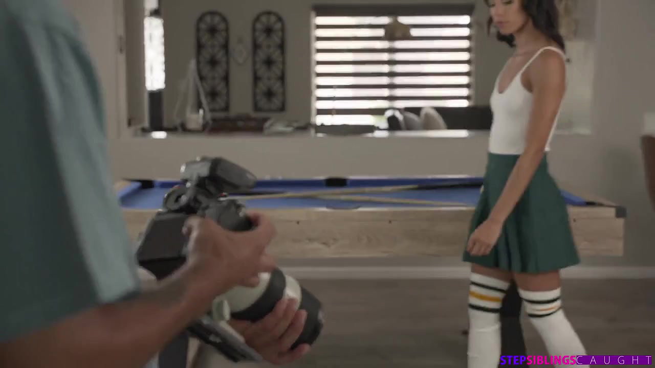 Alexis Tae – Pussy Tease At A Photo Shoot