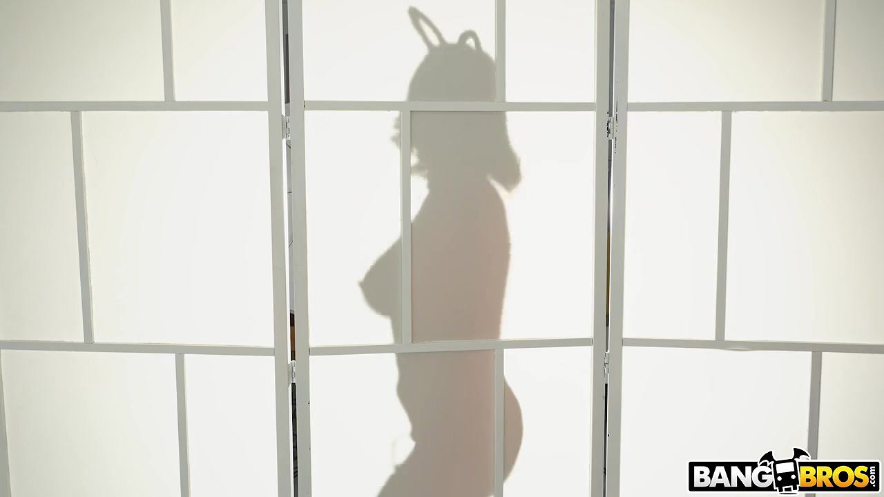 Alice Fantasy – Curvy Redhead Bunny