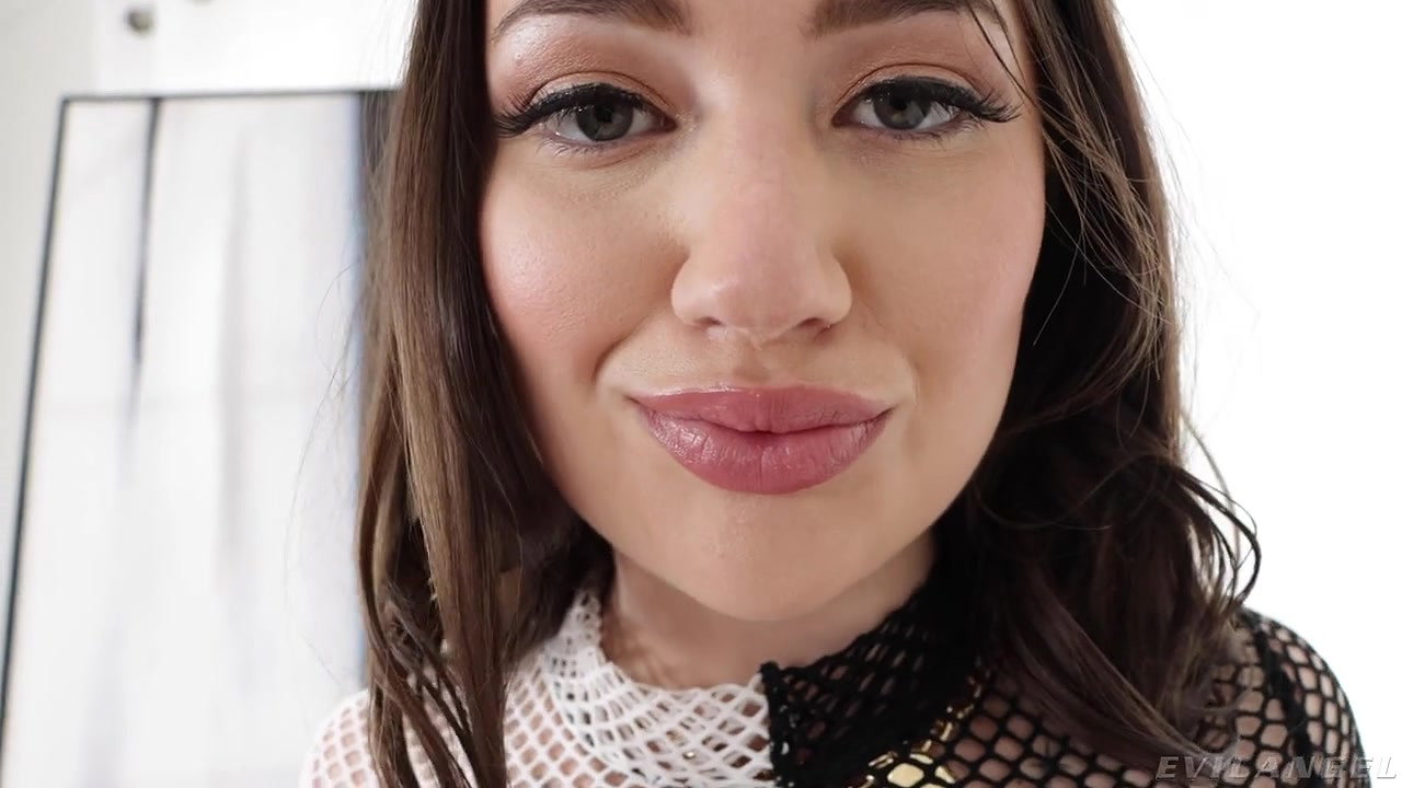 Alyx Star – Vivacious And Flirtatious Brunette