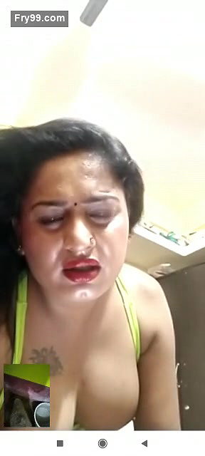 Sexy Bhabhi Showing Her Boobs