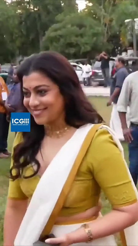 Shruti Ramachandran sexy cleavage in Grenn costume