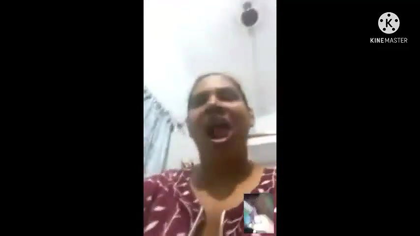 Bhabhi Showing Her Boobs