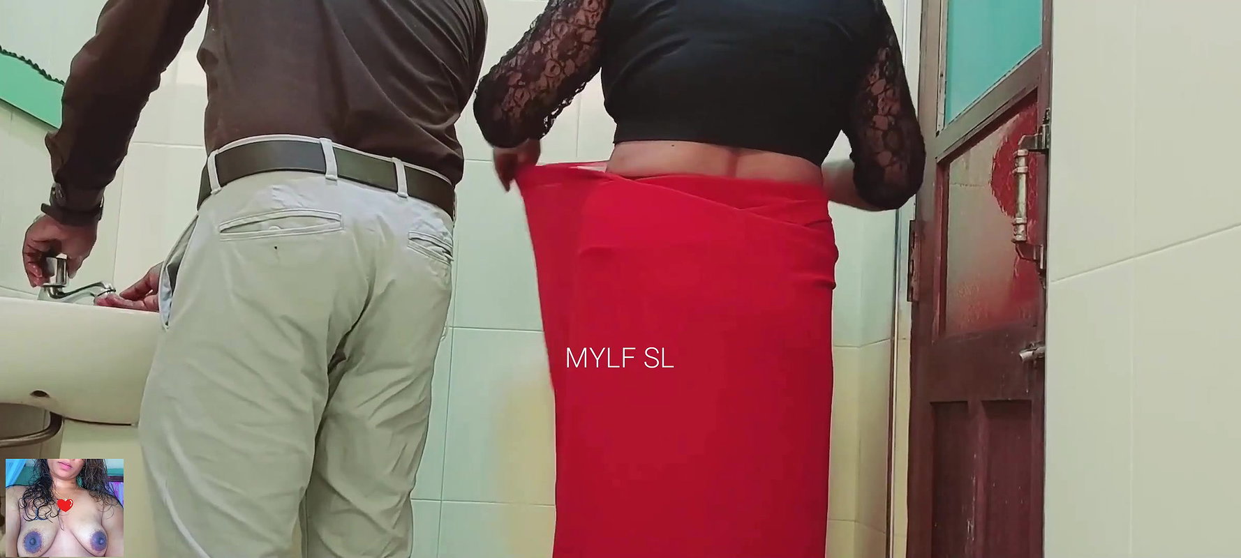Boss had sex inside the office bathroom with Hot Milf.