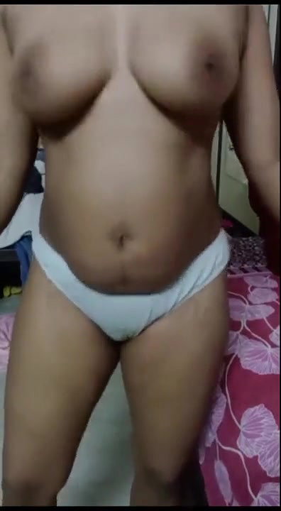 Sexy Desi Girl Showing her big Boobs