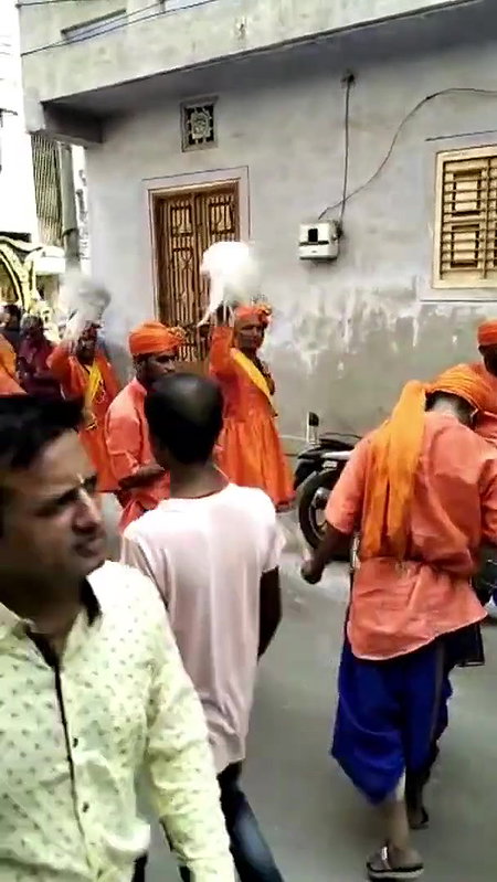 chalo meri tapsya ki shobha yatra me jha mene jam ke dance kiya he asa lgta tha jese sb se khush m.