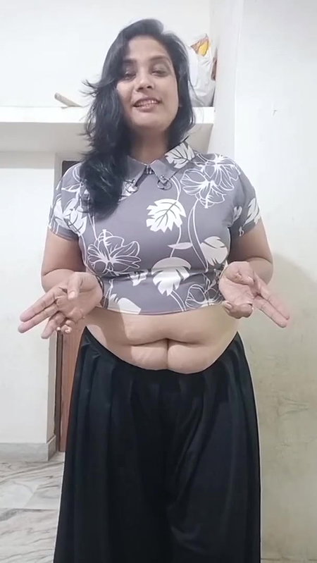 kruti with new morden outfit  u can see n tell her which one is best on he.