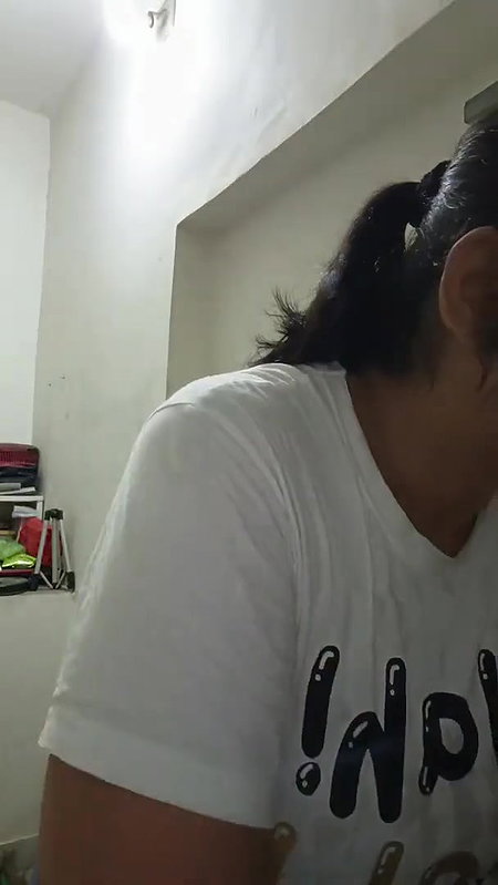 me apni skin par kya use krti hu⧸moti itni daffa bola video banana bandh kr sunai ni deta⧸q bnati h.