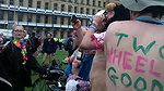 Gode en public et branlette des voyeurs_47cac307