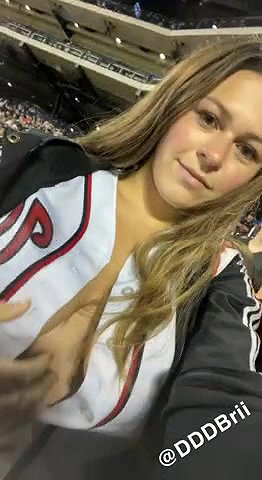 Amateur hottie takes cash for public sex 18_2bc4f57c