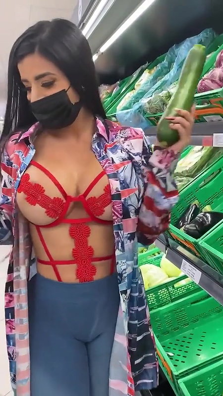 Girl shamed in public They say food brings people together_463691b6