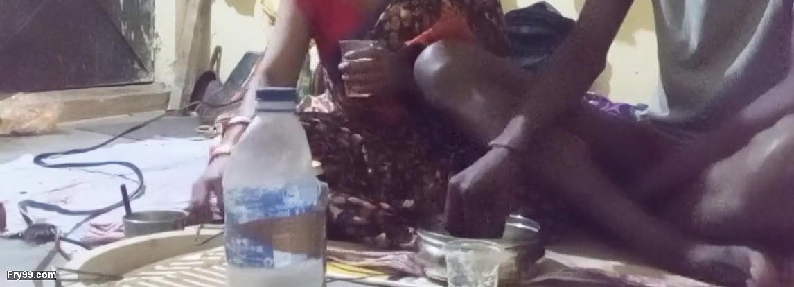 Aunty ko bear pilaya Holi Mein To aunty ne gift Mein Diya apni chut chod liya jamkar