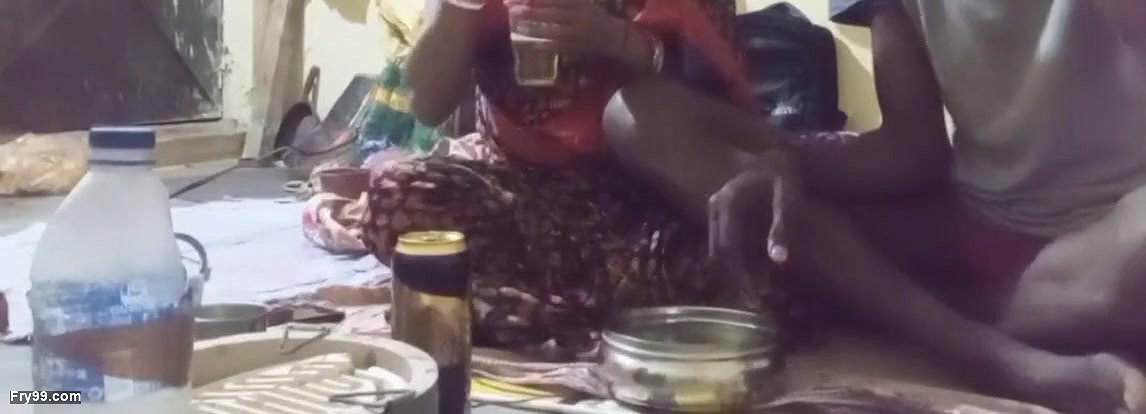 Aunty ko bear pilaya Holi Mein To aunty ne gift Mein Diya apni chut chod liya jamkar
