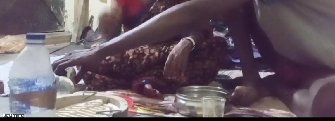Aunty ko bear pilaya Holi Mein To aunty ne gift Mein Diya apni chut chod liya jamkar