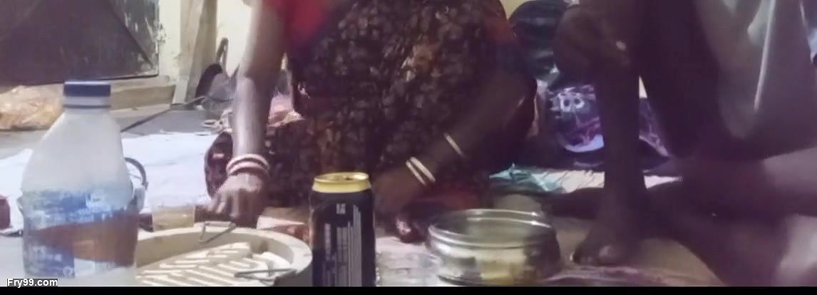 Aunty ko bear pilaya Holi Mein To aunty ne gift Mein Diya apni chut chod liya jamkar