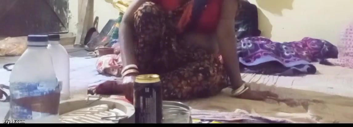 Aunty ko bear pilaya Holi Mein To aunty ne gift Mein Diya apni chut chod liya jamkar