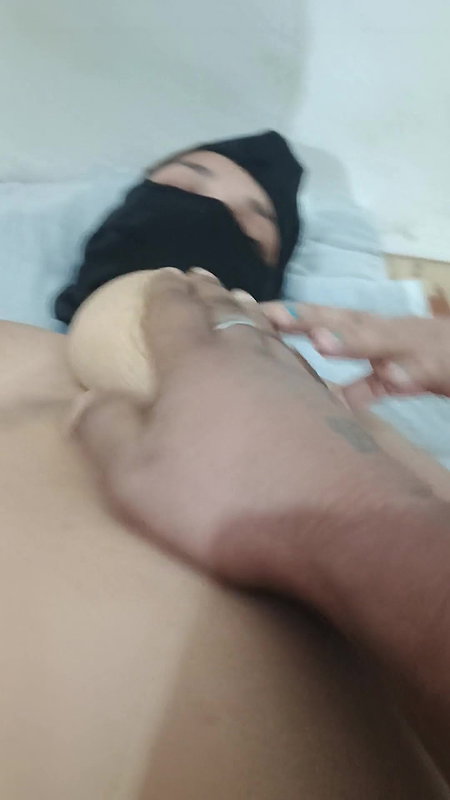 Dost ki biwi ghar pe akele gulabi panty me