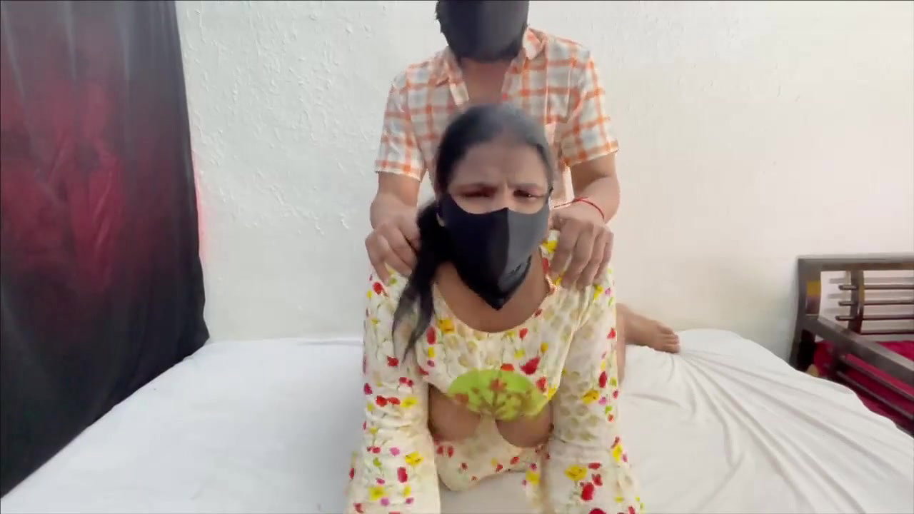 Ek admine ek garib ladki ko choda uska faida uthaya