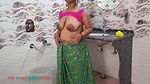 बाथरूम में हरी साड़ी पहन कर नहा रही भाभी को कंडोम लगा कर चोदा।