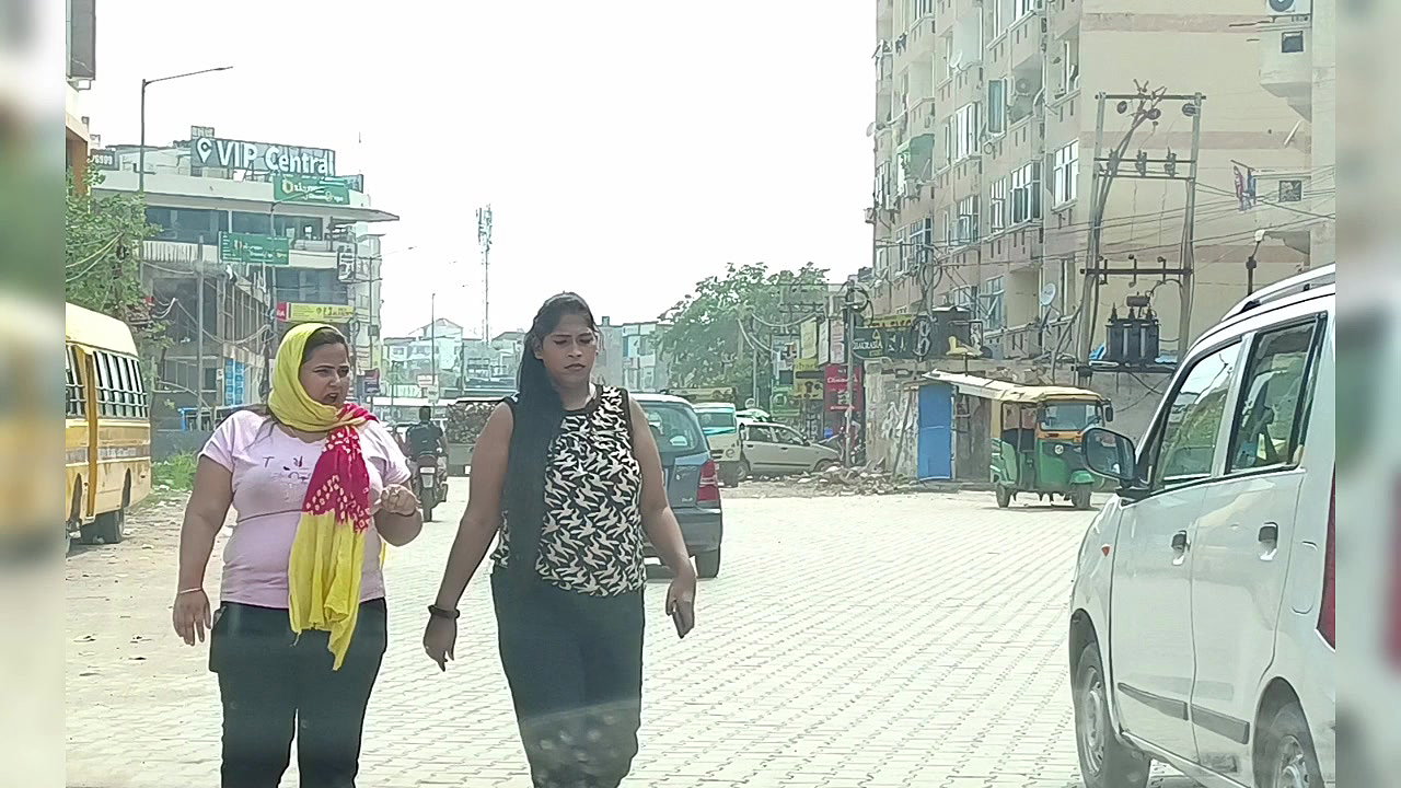 रोड साइड से दो रंडियों को 500_- देकर गाड़ी में बैठाया और होटल में थ्रीसम सेक्स किया।